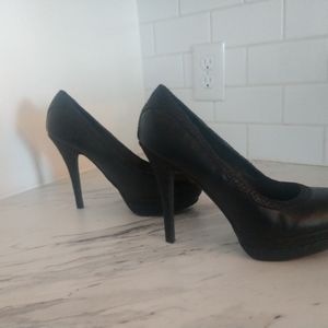 Classic black heels with trim